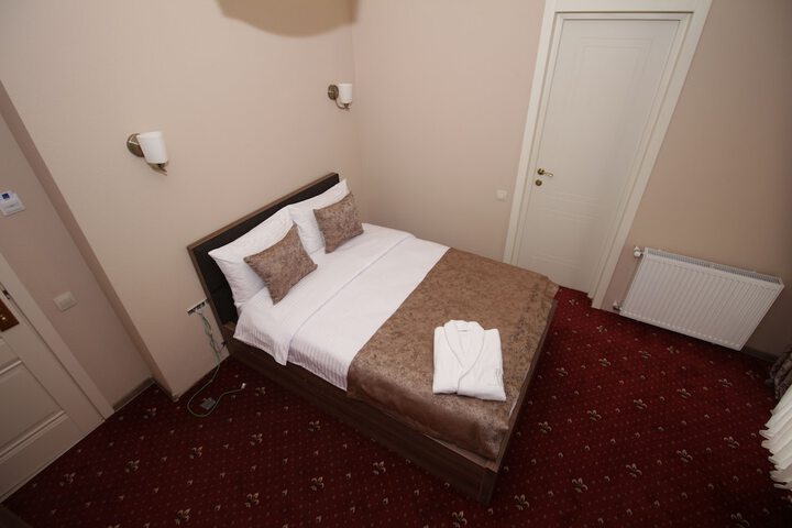 Room 2 of 32