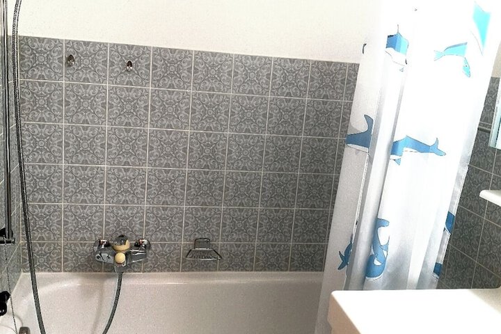 Room 8 of 9