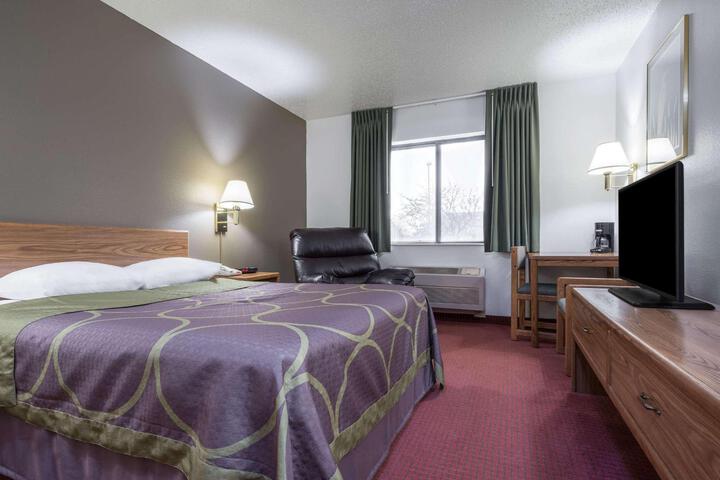 1 Queen Bed (7 of 12)
