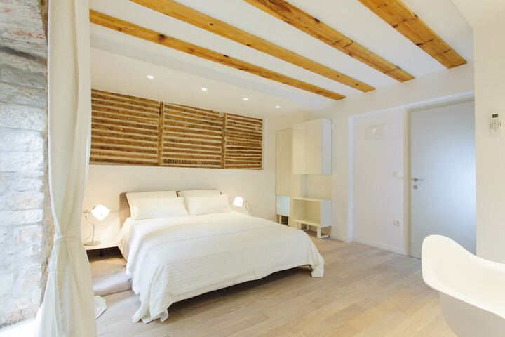 Room 6 of 32