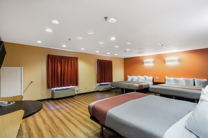 King Room Disability Accessible (5 of 9)