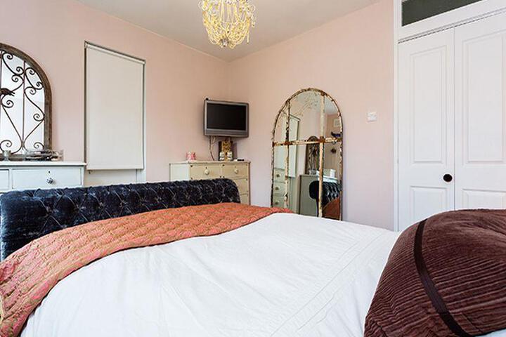 Room 2 of 5