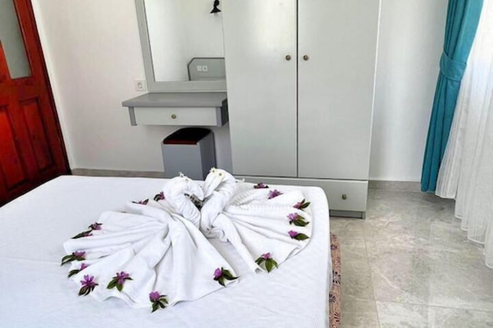 Room 4 of 28