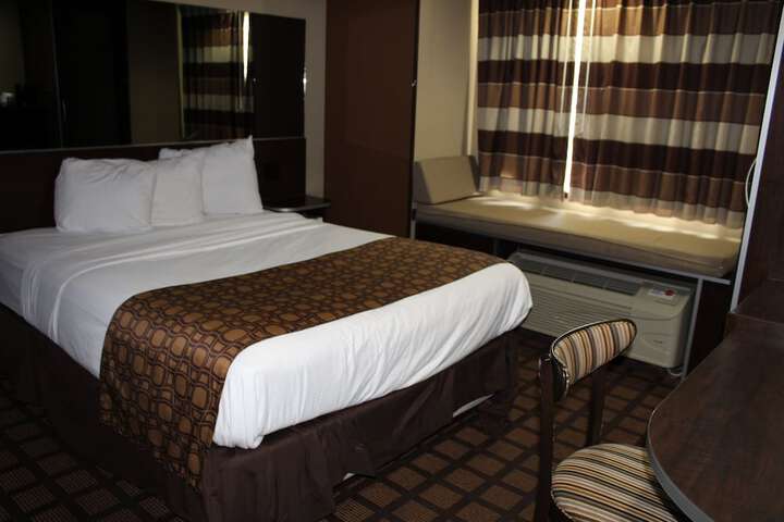 1 Queen Bed (3 of 13)