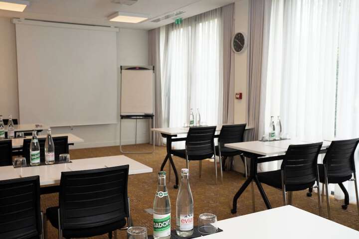 Business Center 68 of 76