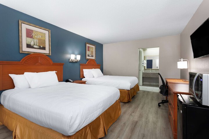 1 Queen Bed Deluxe Room (12 of 16)