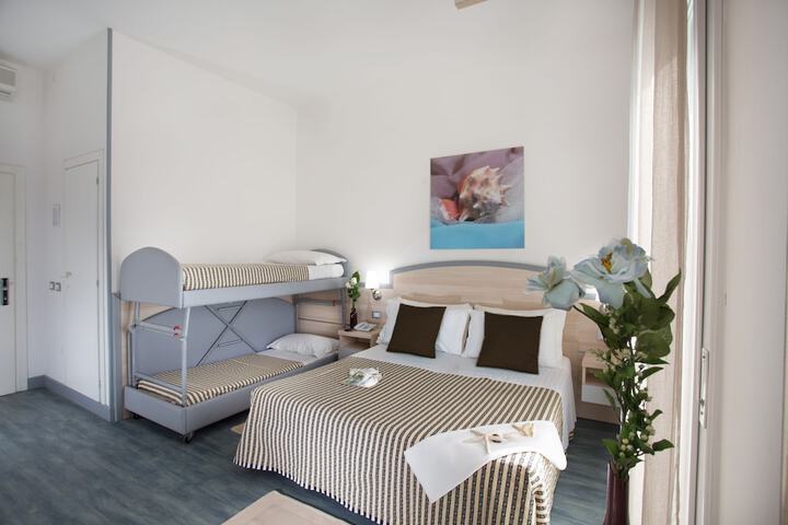 Room 3 of 52