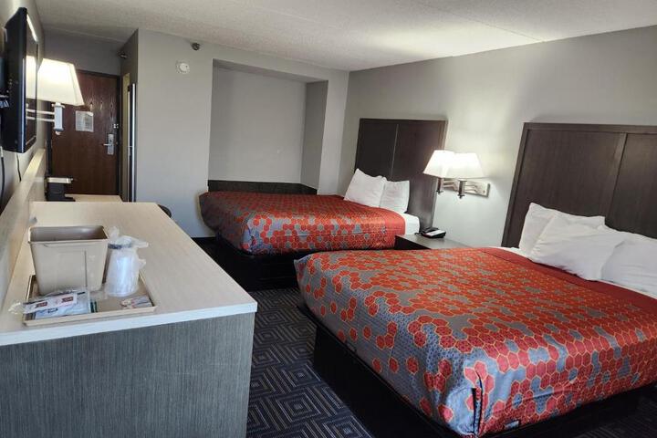1 Queen Bed (4 of 12)