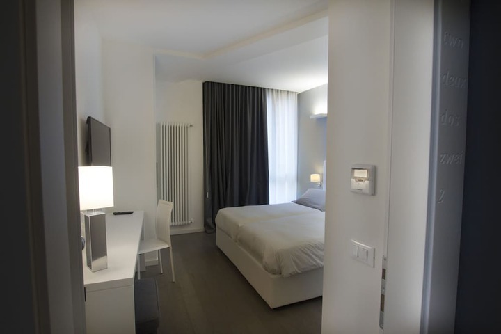 Room 6 of 30