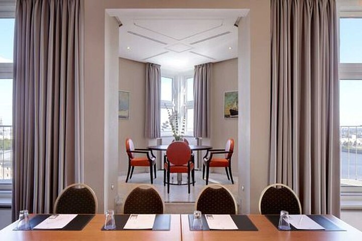 Room 52 of 61