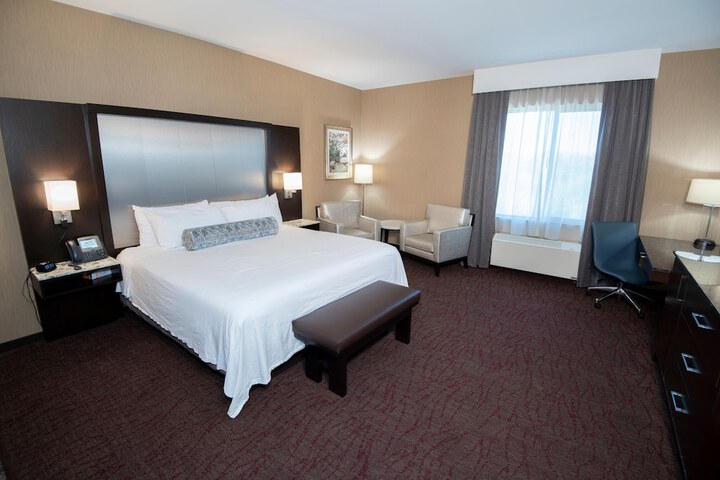 Deluxe King Bed (17 of 31)