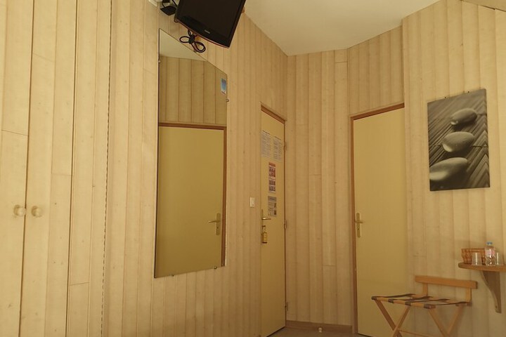 Room 25 of 46