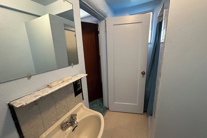Room 9 of 28