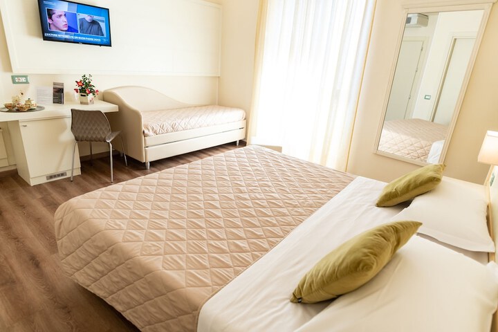 Room 10 of 16