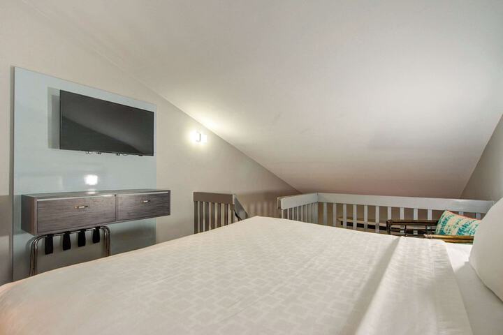 1 King Bed (21 of 39)