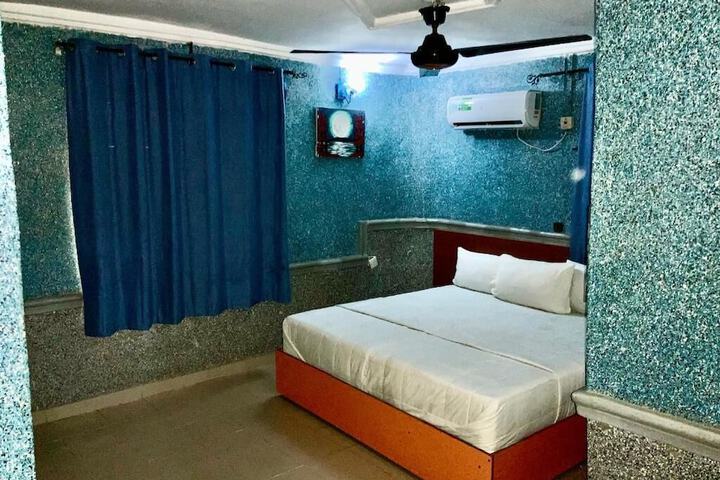 Room 7 of 33