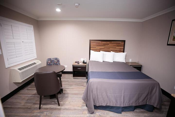 1 Queen Bed (2 of 2)