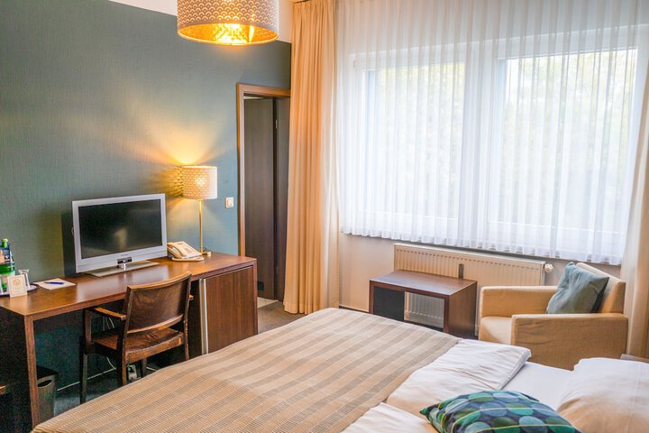 Room 4 of 33