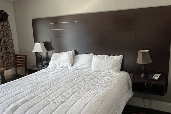 1 King Bed (26 of 30)