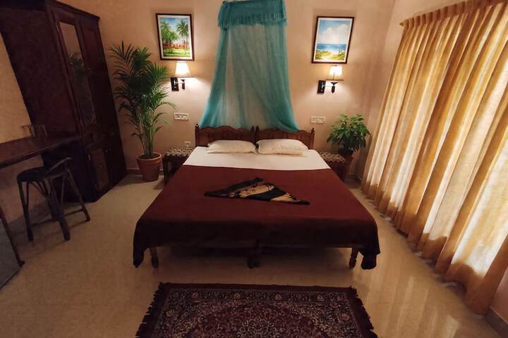 Room 5 of 12