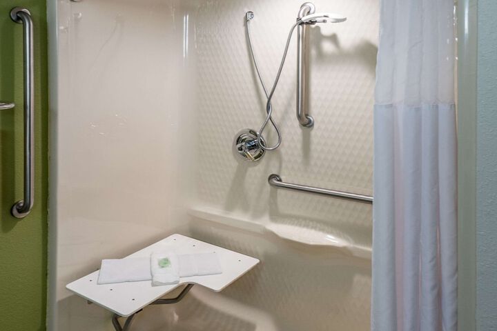 Queen Bed Accessible (8 of 14)