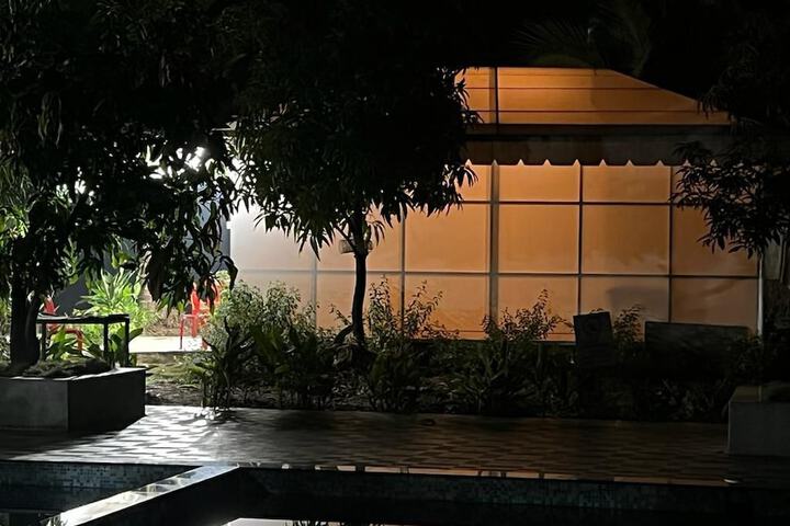 Hotel Exterior 15 of 16