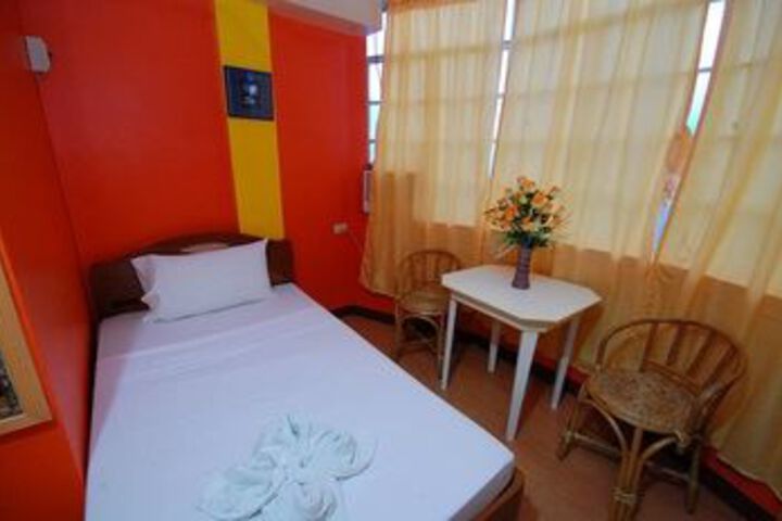 Room 6 of 14