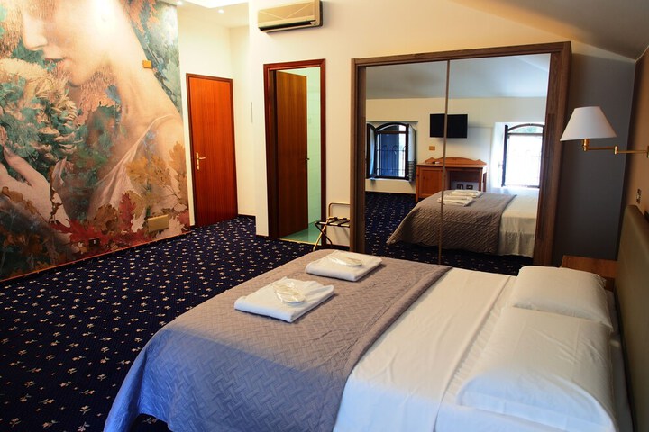 Room 28 of 54