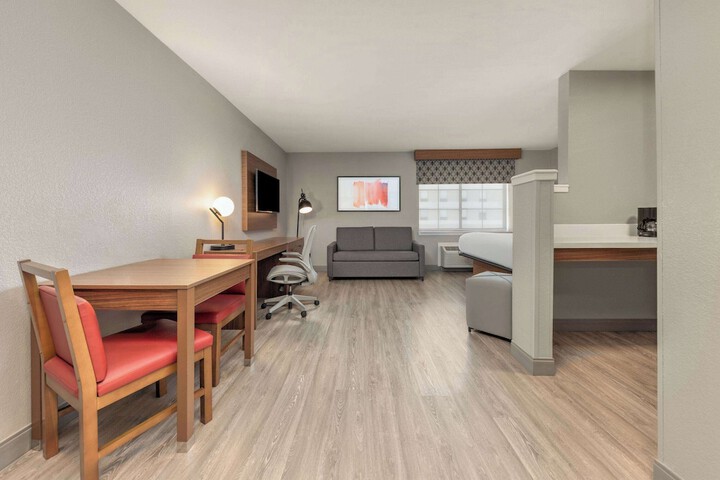 1 Queen Bed Suite Full Kitchen (5 of 15)
