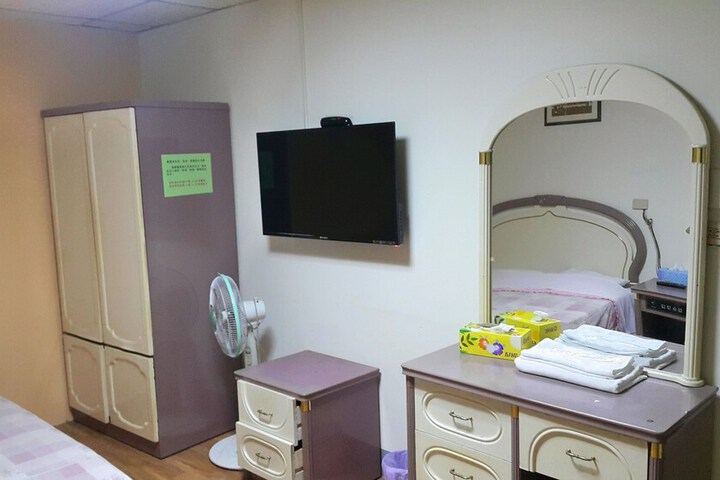 Room 7 of 9