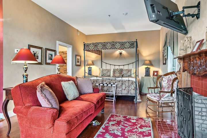 Snug Hug Queen Suite with Fireplace (129 of 131)