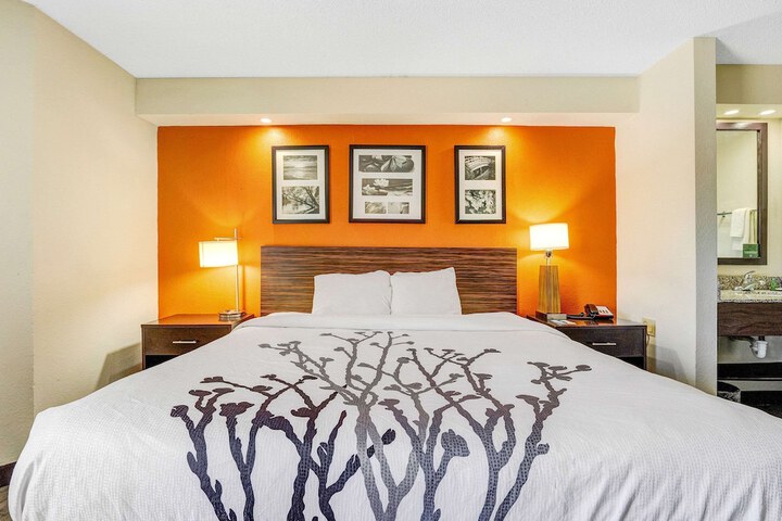 Room 11 of 25