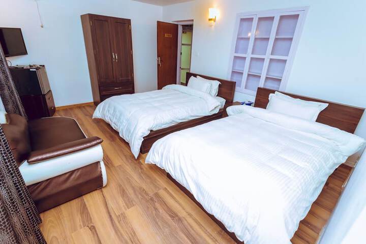 Room 9 of 16