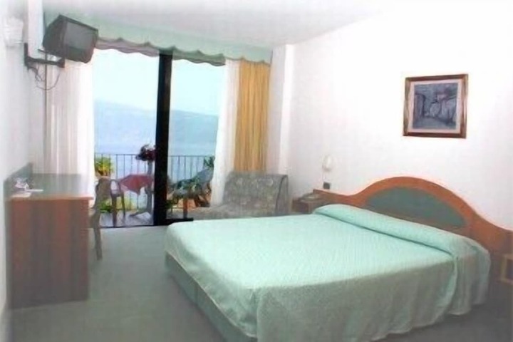 Room 4 of 24