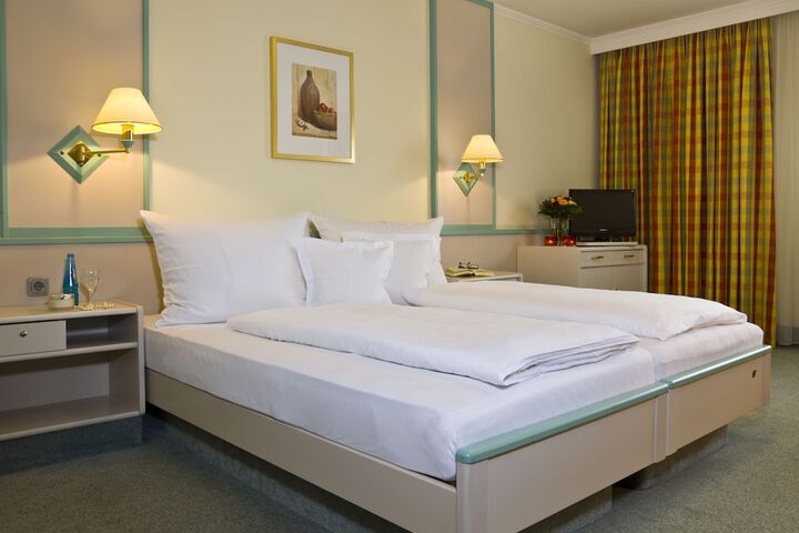 Room 2 of 33