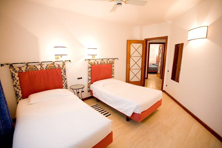 Room 5 of 79
