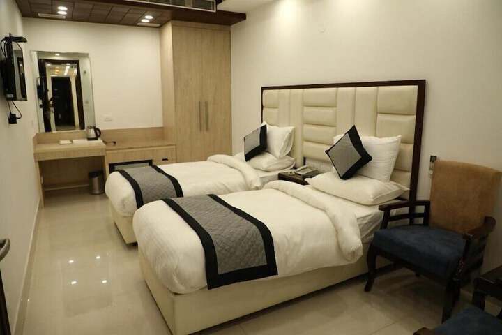 Room 6 of 16
