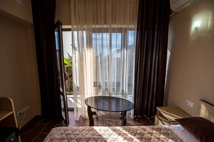 Room 3 of 95