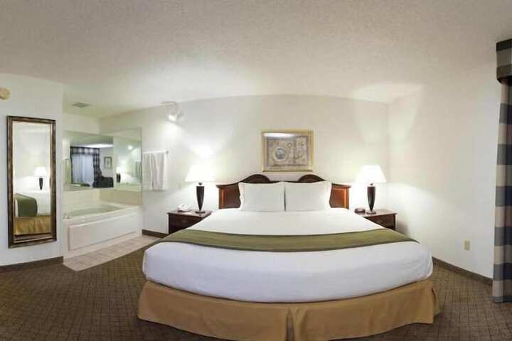 1 King Bed (19 of 20)