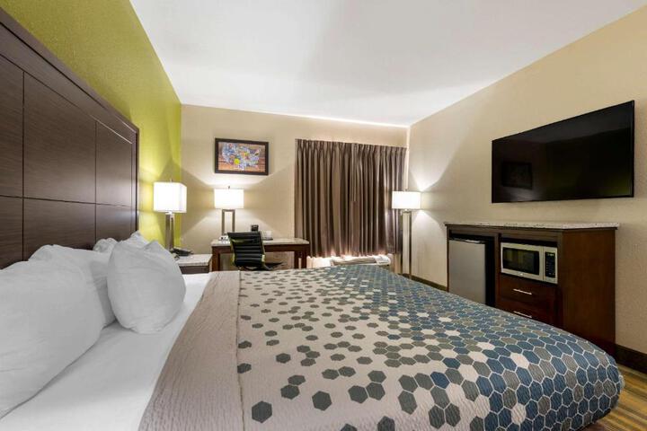 1 King Bed (4 of 16)