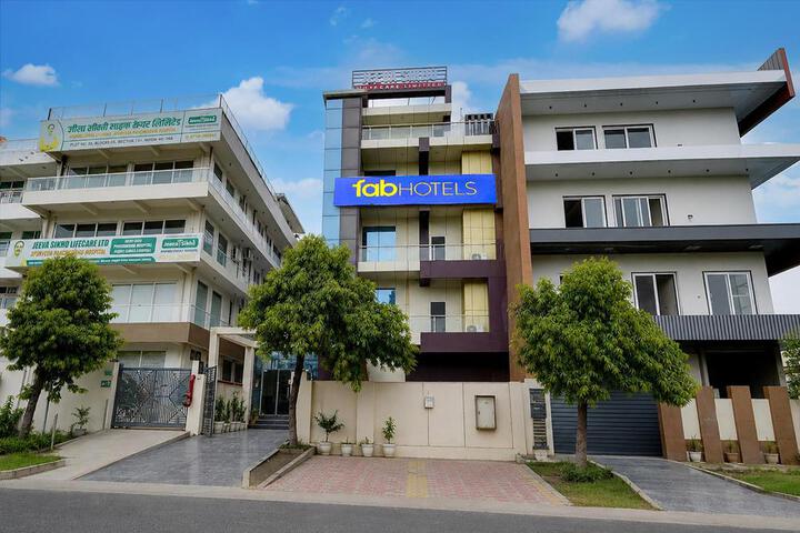 FabHotel Luxora