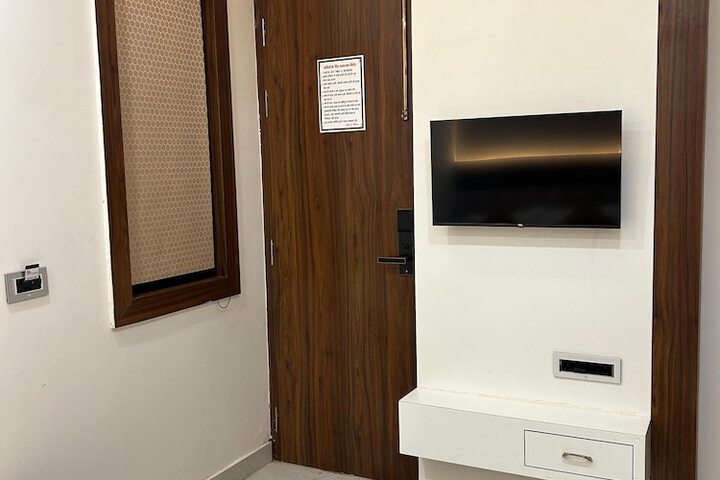 Room 12 of 26