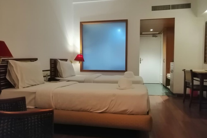 Room 102 of 181