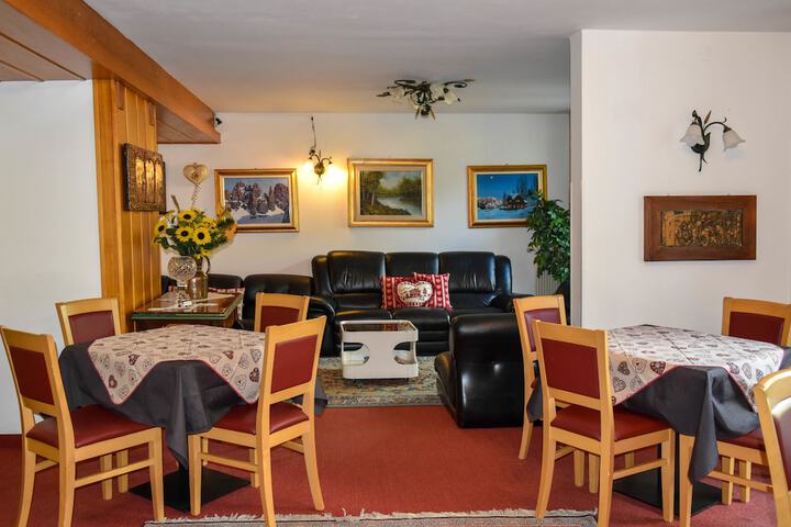 Lounge 38 of 45