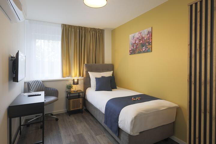 Room 7 of 16