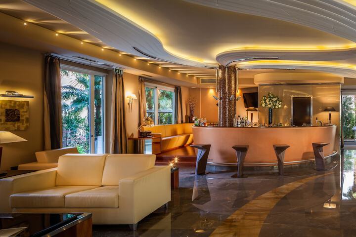 Entrance & Lobby