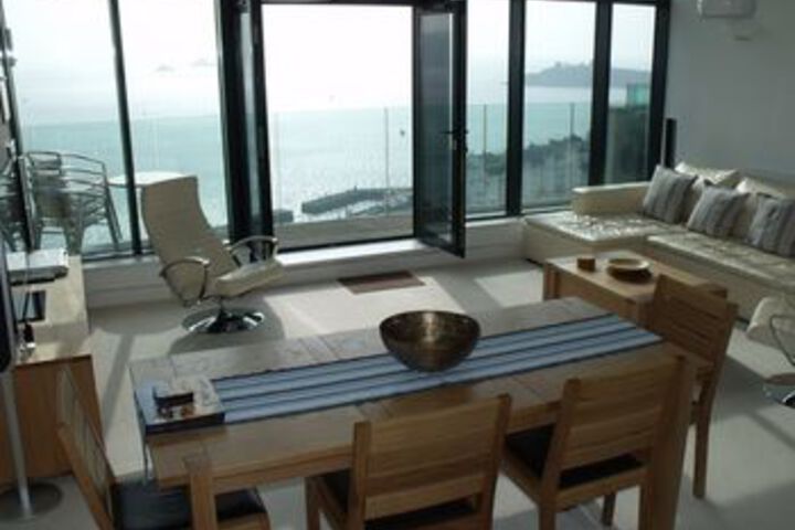 Room 6 of 12