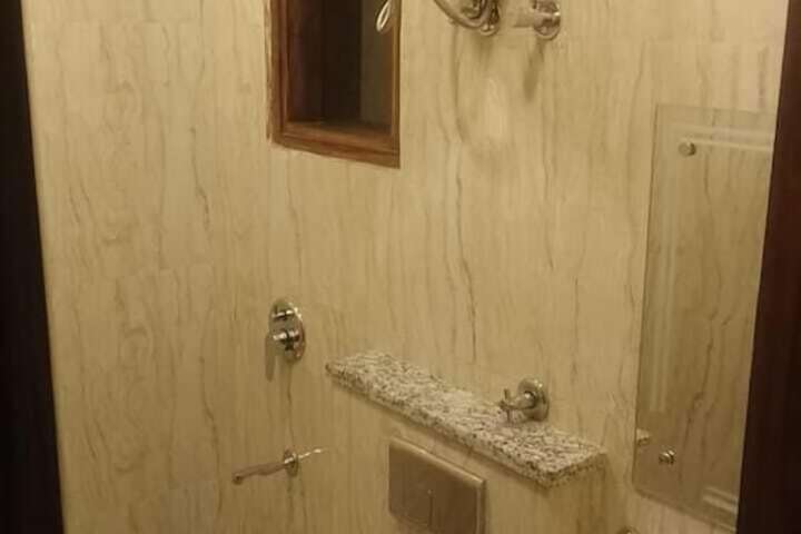 Room 14 of 18