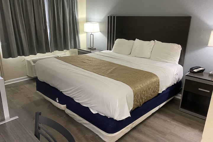 1 King Bed (19 of 23)