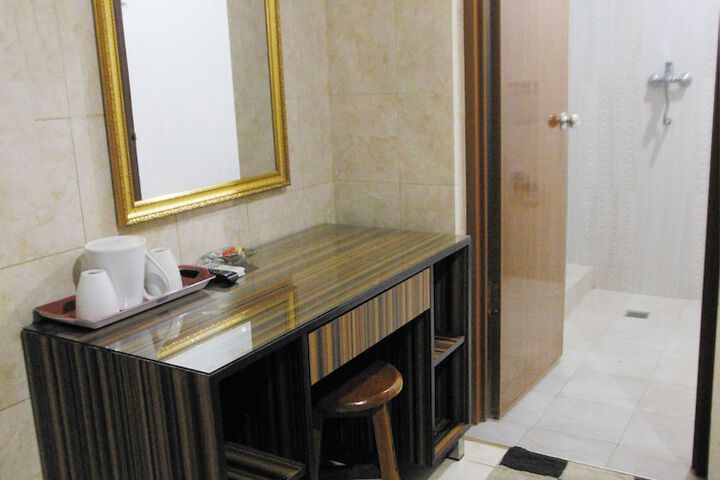Room 10 of 17